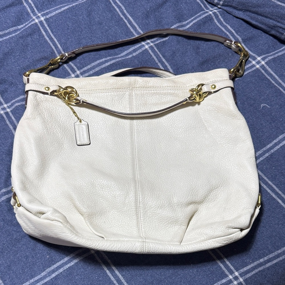 Elegant White Leather Shoulder Bag